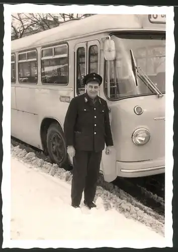 Fotografie Bus BVG Linienbus, Omnibus in Berlin, Busfahrer im Schnee