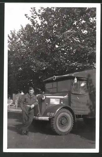 Fotografie Soldat der US-Army lehnt am Rot Kreuz Lastwagen, LKW Ambulanz
