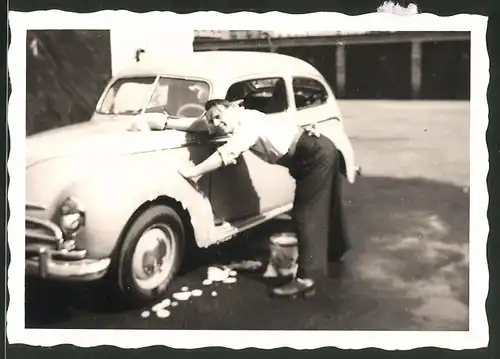 Fotografie Auto Ford Taunus, Fahrer wäscht sein Auto