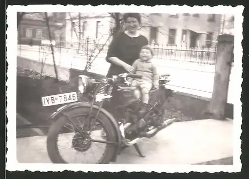 Fotografie Motorrad Triumph TWN, Mutter hat Baby auf's Krad gesetzt
