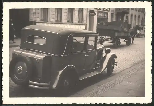 Fotografie Auto Cabrio, Limousine mit Antiquitätengeschäft im Hintergrund