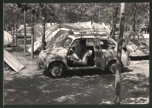Fotografie Auto Fiat 500, PKW mit Dachgepäckträger auf einem Campingplatz