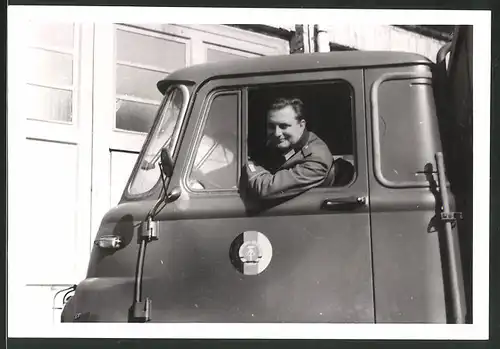 Fotografie DDR - NVA, Kraftfahrer im Lastwagen mit DDR-Hoheitszeichen