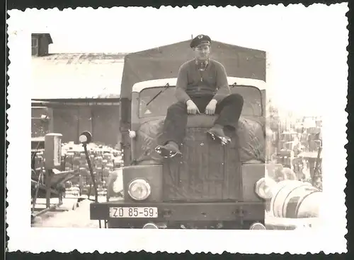 Fotografie Lastwagen Horch H4, Kraftfahrer auf Motorhaube sitzend