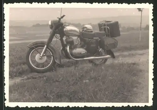 Fotografie Motorrad Jawa 175, Krad mit Gepäck voll beladen