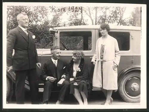 Fotografie Auto, Paare machen Rast während einer Harz-Ausfahrt 1929