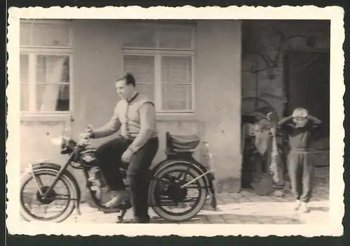 Fotografie Motorrad AWO 425 T, Herr auf Krad sitzend