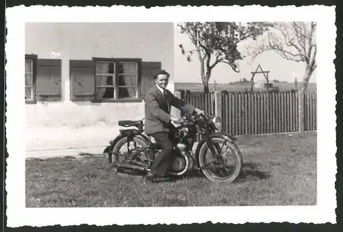 Fotografie Motorrad Zündapp, Bursche im Anzug auf Krad sitzend