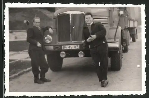 Fotografie Lastwagen Horch H4, Männer posieren mit LKW-Gliederzug