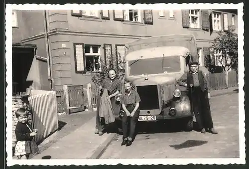 Fotografie Lastwagen Mercedes Benz, stolze Männer & Bursche lehnen am LKW