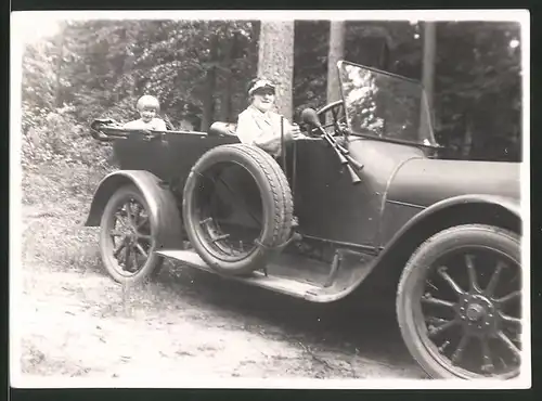 Fotografie Auto Cabrio, Dame am Steuer des PKW's 1926