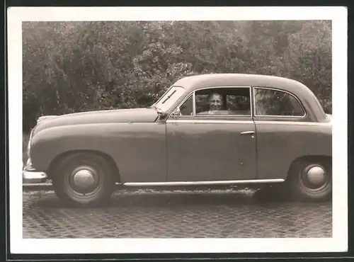 Fotografie Auto Borgward, glücklicher Fahrer im PKW