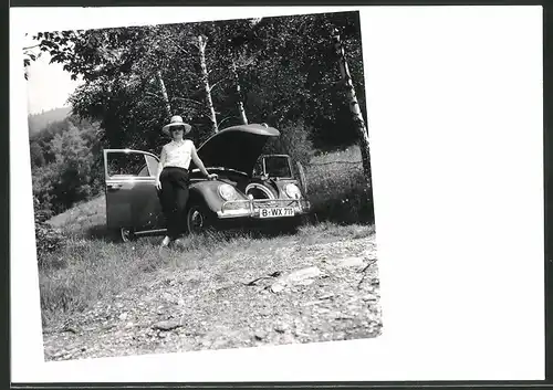 Fotografie Auto VW Käfer, hübsche Frau nebst Volkswagen mit Kennzeichen Berlin