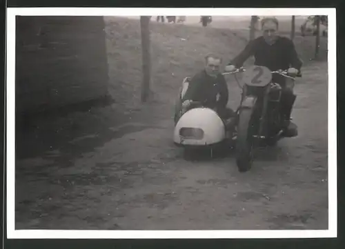 Fotografie Motorrad-Gespann beim Seitenwagenrennen Startnummer 2