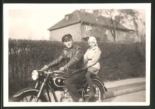 Fotografie Motorrad BMW-Boxer, Bursche & niedliches Mädchen auf Krad