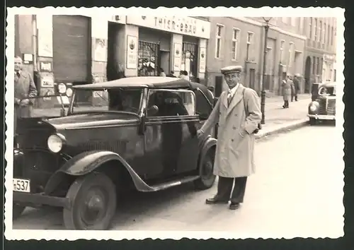 Fotografie Auto Opel Cabrio, Fahrer steigt in PKW 1958