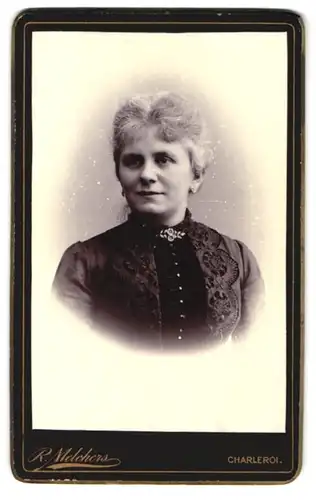 Fotografie Robert Melchers, Charleroi, 16 Rue de Montigny, Portrait Frau in bestickter, schwarzer Bluse mit Brosche