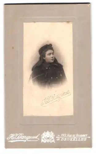 Fotografie H. Dargent, Bruxelles, 163 Rue de Brabant, Portrait langhaariges Mädchen in dickem Mantel mit Hut