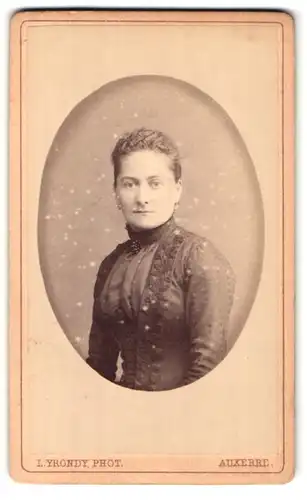 Fotografie L. Yrondy, Auxerre, 19 Rue des Belles Filles, Portrait Frau im Kleid mit Stickerei