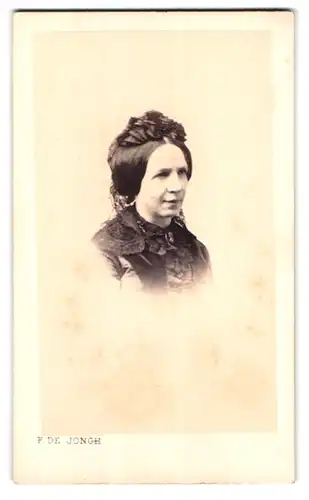Fotografie F. de Jongh, Vevey, Portrait Dame in dunkler Bluse mit schönem Kopfschmuck