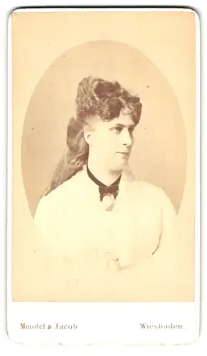 Fotografie Mondel & Jacob, Wiesbaden, Taunusstrasse 12a, Portrait junge Frau mit langem Haar in weisser Bluse