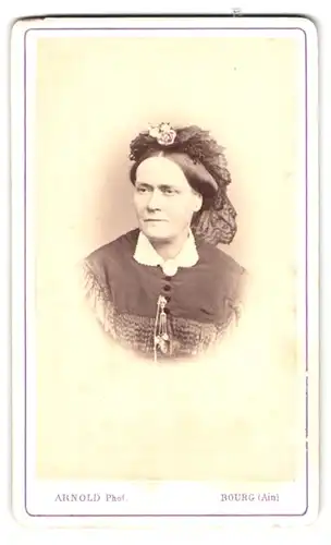 Fotografie Arnold Succeseur, Bourg, Place d`Armes, Portrait Frau mit elegantem Kopfputz