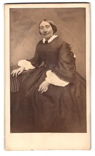 Fotografie unbekannter Fotograf und Ort, Portrait Dame im Kleid der Biedermeierzeit
