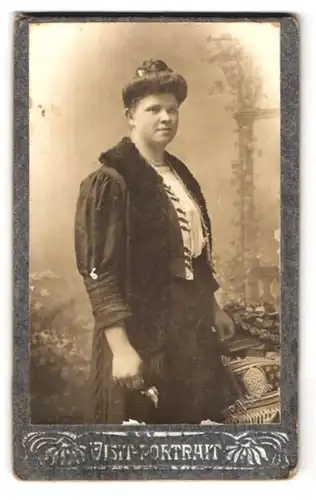 Fotografie unbekannter Fotograf und Ort, Portrait Frau im hochgesteckter Frisur im langen Kleid mit Stola