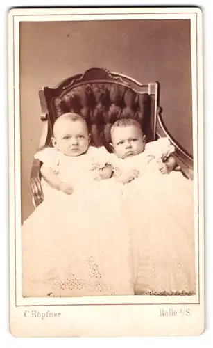 Fotografie C. Höpfner, Halle a/S., Alter Markt 1, Portrait niedliche Kleinkinder in Taufkleidchen