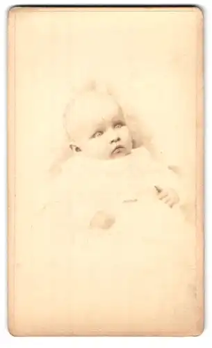 Fotografie A. Marshall, Boston, Tremont St., Portrait Kleinkind im weissen Kleidchen