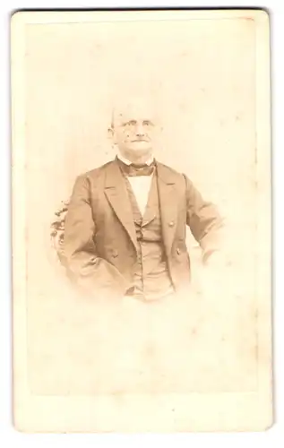 Fotografie F. Baechler, Weissenfels, Am Greiselbach 800, Portrait Herr mit Brille im Anzug