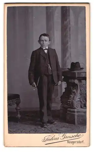 Fotografie Julius Grusche, Neugersdorf /Sachsen, Portrait Knabe im eleganten Anzug mit Buch