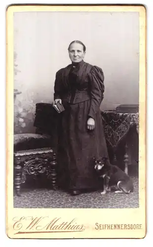 Fotografie E.W. Matthias, Seifhennersdorf, Portrait Frau im langen Kleid mit kleinem Hund