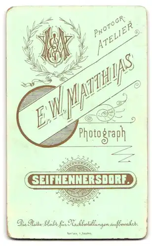 Fotografie E.W. Matthias, Seifhennersdorf, Portrait Knabe mit Krawatte in schwarzer Jacke