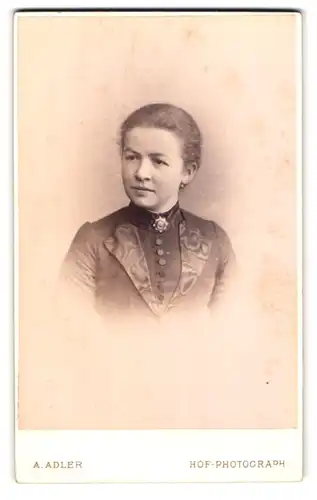 Fotografie A. Adler, Dresden, Victoriastr. 21, Portrait hübsche Frau mit Brosche am Kleid