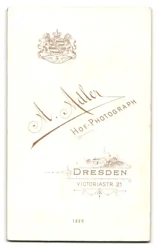 Fotografie A. Adler, Dresden, Victoriastr. 21, Portrait hübsche Frau mit Brosche am Kleid