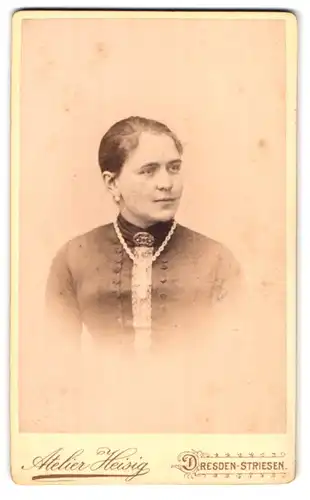 Fotografie Atelier Heisig, Dresden-Striesen, Portrait junge Frau mit Kruzifix an der Halskette