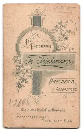 Fotografie Tr. Friedemann, Dresden-A., Rosenstrasse 48, Portrait Knabe im Anzug mit Hut in Händen