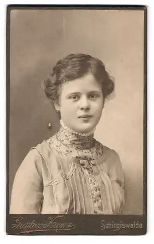 Fotografie Gustav Krenz, Schirgiswalde, Portrait junge Frau in hübscher Bluse