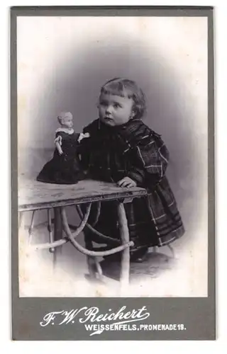 Fotografie F.W. Reichert, Weissenfels, Promenade 19, Portrait kleines, niedliches Mädchen mit Puppe