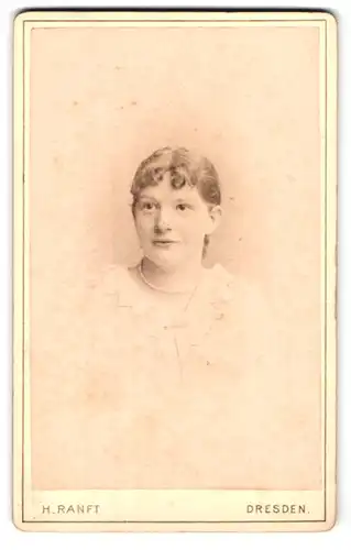 Fotografie H. Ranft, Dresden, Marienstrasse 12, Portrait Frau mit Perlenkette in weisser Bluse