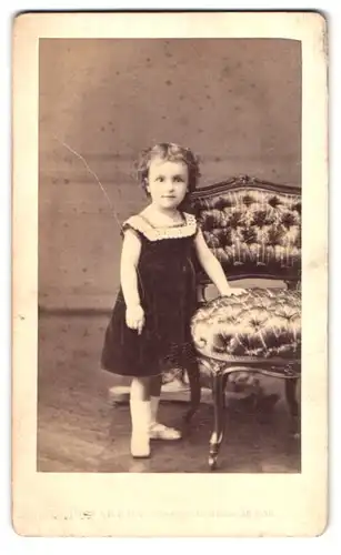 Fotografie G. Penabert, Paris, 36&38 Passage du Havre, Portrait niedliches Mädchen im schwarzen Kleidchen