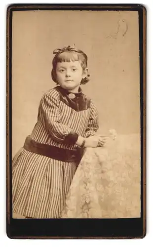 Fotografie unbekannter Fotograf und Ort, Portrait kleines, niedliches Mädchen im Kleid mit Schleife im Haar