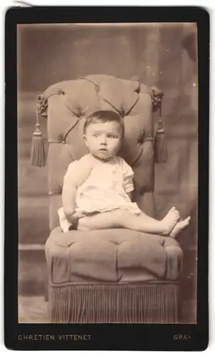 Fotografie Chretien Vittenet, Gray, 3 Rue Malcouverte, Portrait süsses Kleinkind im Hemdchen