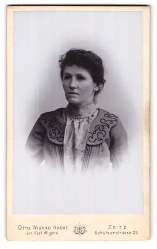 Fotografie Otto Wigand Nachf., Zeitz, Schützenstrasse 25, Portrait Frau in schöner, bestickter Bluse