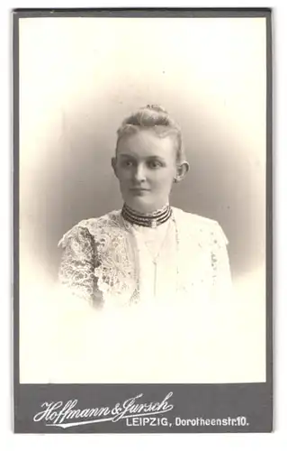 Fotografie Hoffmann & Jursch, Leipzig, Dorotheenstr. 10, Portrait junge Frau in weisser Bluse mit Spitze