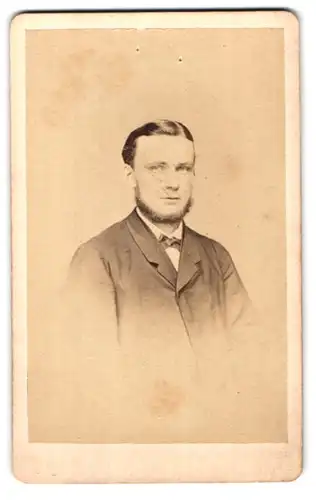 Fotografie C.F. Beddies & Sohn, Braunschweig, Kuhstrasse 10, Portrait junger Mann mit Chin-Strap-Bart im Jacket