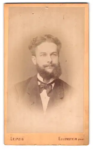 Fotografie Atelier Eulenstein, Leipzig, Tauchaerstr. 29, Portrait junger Herr mit Vollbart im Anzug