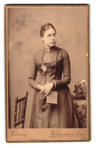 Fotografie Atelier Eulenstein, Leipzig, Tauchaerstr. 6, Portrait junge Frau in hübschem Kleid mit Büchlein in Händen