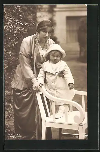 AK Prinzessin August Wilhelm von Preussen mit ihrem Sohn im Garten